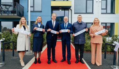 Jelgavā sāk uzstādīt otrā īres nama modulārās konstrukcijas