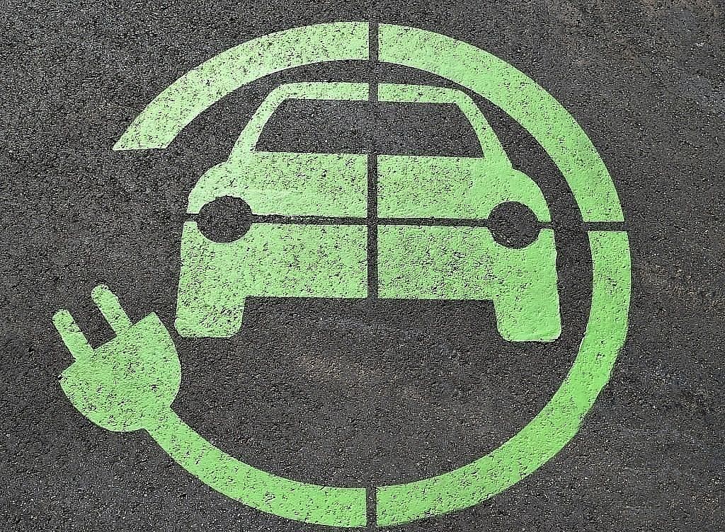 Sagatavos piedāvājumu elektroauto privilēģiju mazināšanai Rīgas autostāvvietās :: Dienas Bizness