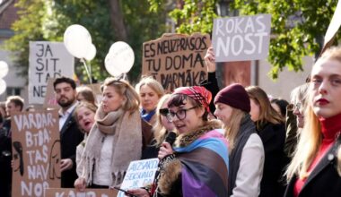 “Klusēšana – varmākas zelts!” Pie Saeimas protestē pret izstāšanos no Stambulas konvencijas