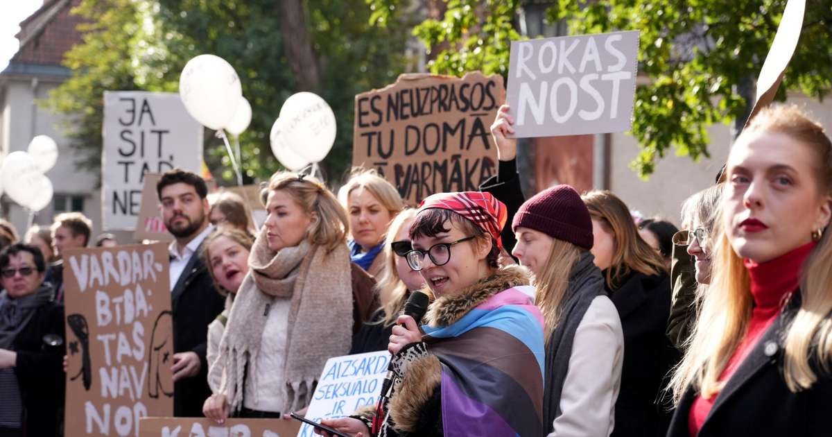 “Klusēšana – varmākas zelts!” Pie Saeimas protestē pret izstāšanos no Stambulas konvencijas