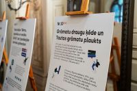 Saeimā atklāj pirmās latviešu valodā iespiestās grāmatas 500.gadadienai veltītu izstādi