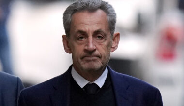 VIDEO. Haoss aiz restēm: Sarkozī cietumā tiek nodrošināta papildu apsardze