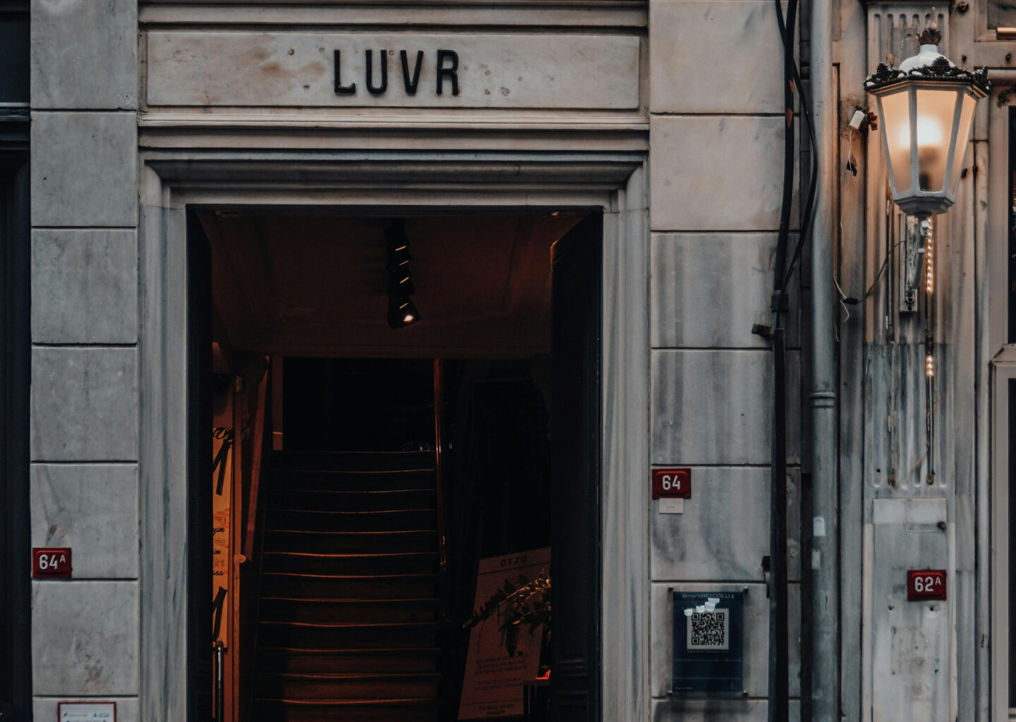 Mediji komentē skandalozās Luvras dārglietu zādzības versijas