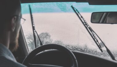 Vienkāršs veids, kā pasargāt auto logus no aizsvīšanas ziemā