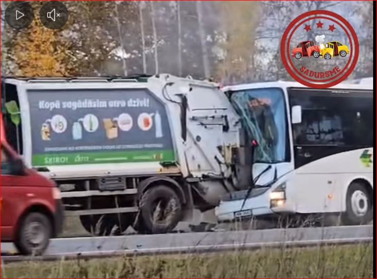 Notikusi sadursme starp pasažieru autobusu un atkritumu mašīnu