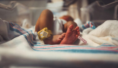 Ņujorkā metro stacijā atrod jaundzimušo ar nenogrieztu nabassaiti