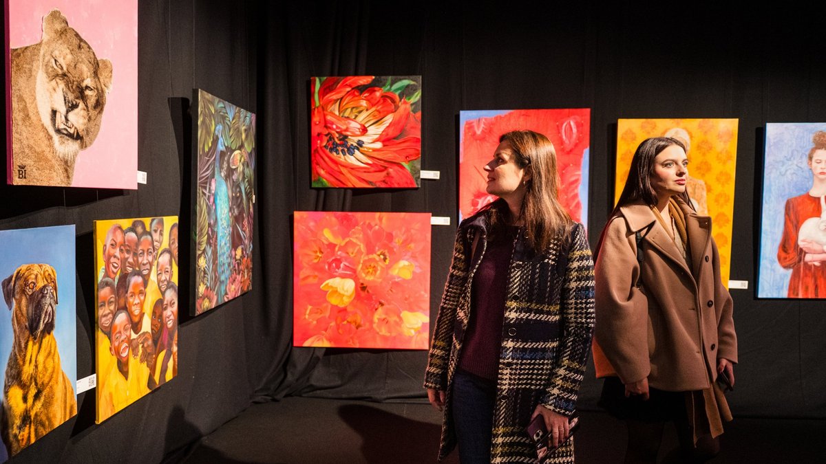 Cenas līdz pat 18 tūkstošiem eiro. Mākslas galerijā "Artists Runway" Ķīpsalā pārdoti vairāki darbi