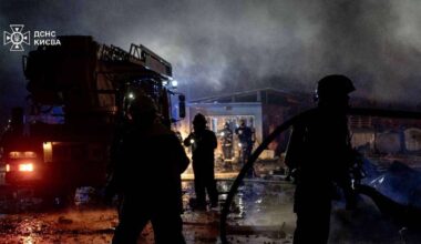 Vismaz desmit cilvēki guvuši traumas Krievijas raķešu triecienā Kijivai