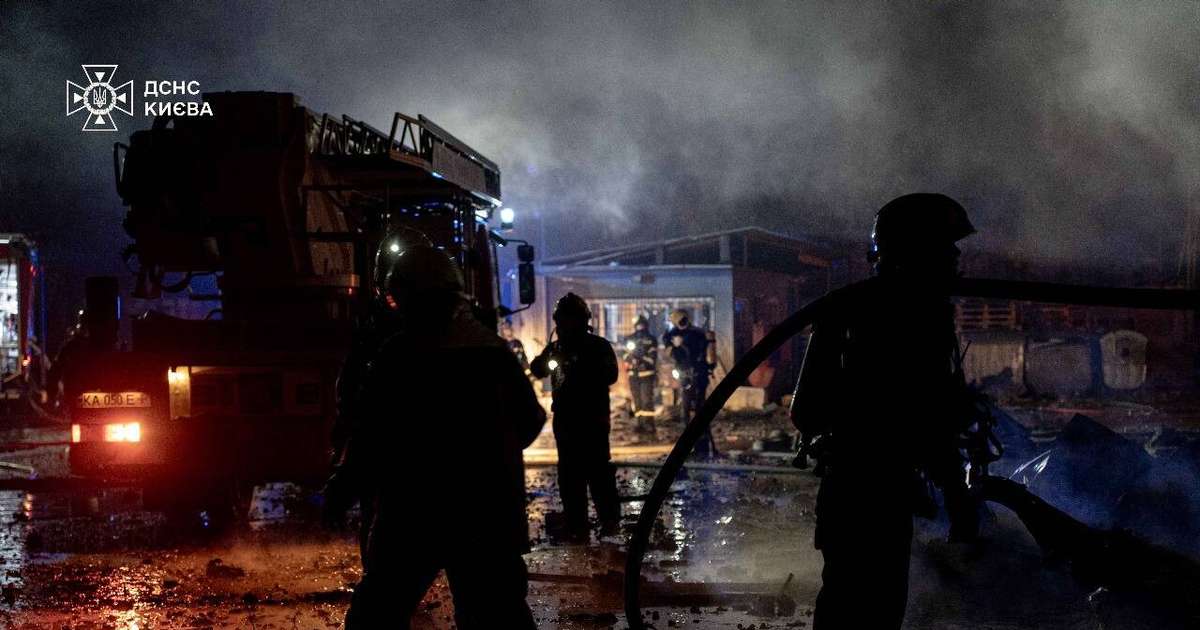 Vismaz desmit cilvēki guvuši traumas Krievijas raķešu triecienā Kijivai