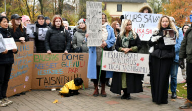 Piketā pie Bauskas novada domes ēkas sanākušie pašvaldības darbību vērtē kā novēlotu