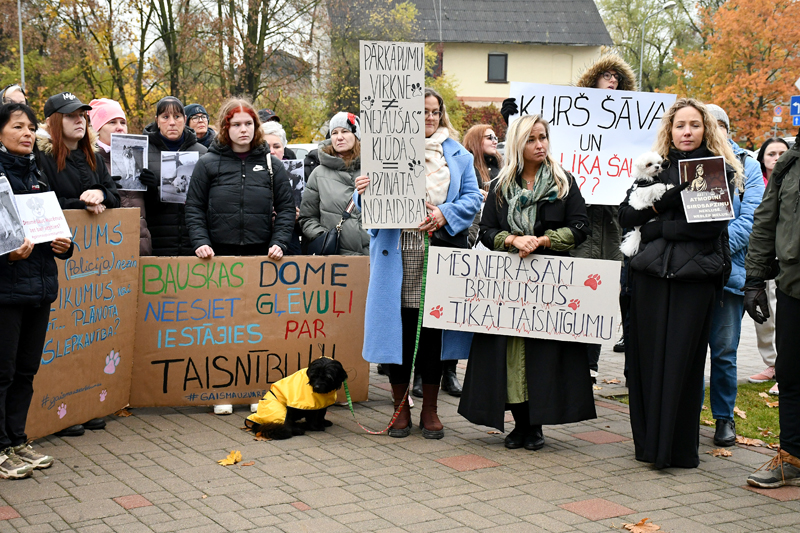 Piketā pie Bauskas novada domes ēkas sanākušie pašvaldības darbību vērtē kā novēlotu