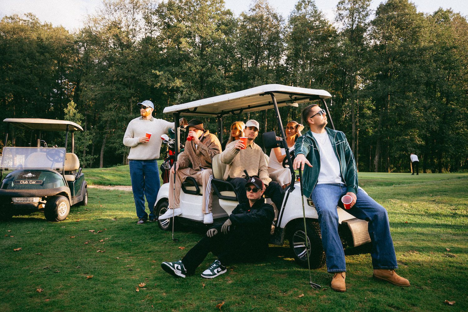 Deniss izdod minialbumu “Plejādes” un videoklipu “Pasēdēt”