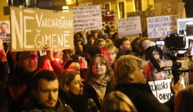 Vienā no pēdējos gados lielākajiem protestiem iestājas pret izstāšanos no Stambulas konvencijas, par ko Saeima šodien lems galīgajā lasījumā