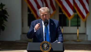 Putinam vajadzētu izbeigt karu, nevis izmēģināt jaunas raķetes, norāda Tramps