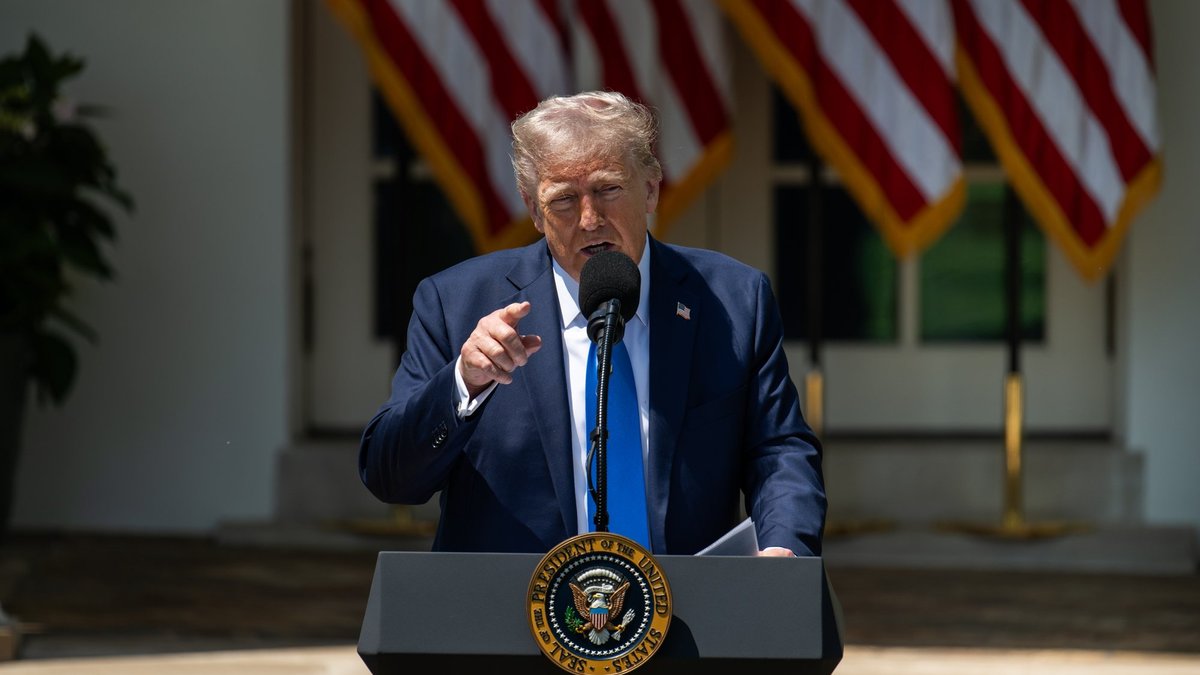 Putinam vajadzētu izbeigt karu, nevis izmēģināt jaunas raķetes, norāda Tramps