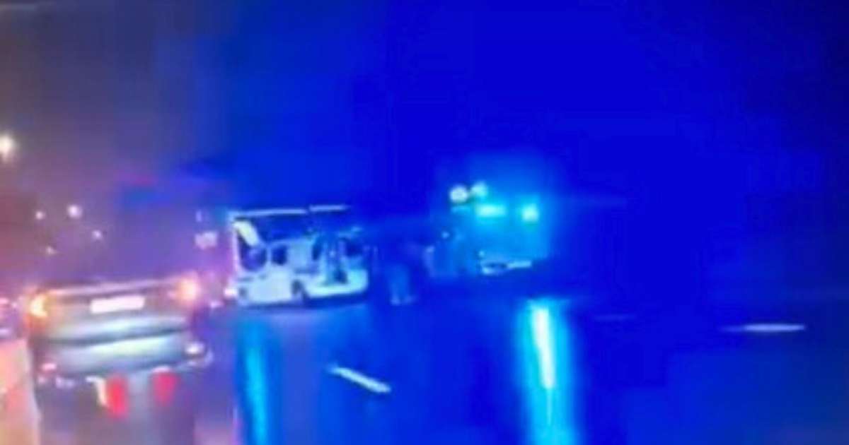 Smaga avārija uz Jūrmalas šosejas. Mocim saduroties ar auto, slimnīcā nogādāti divi cilvēki