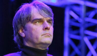 Jau dzirdu – Kremļa lakstīgala! — Santa