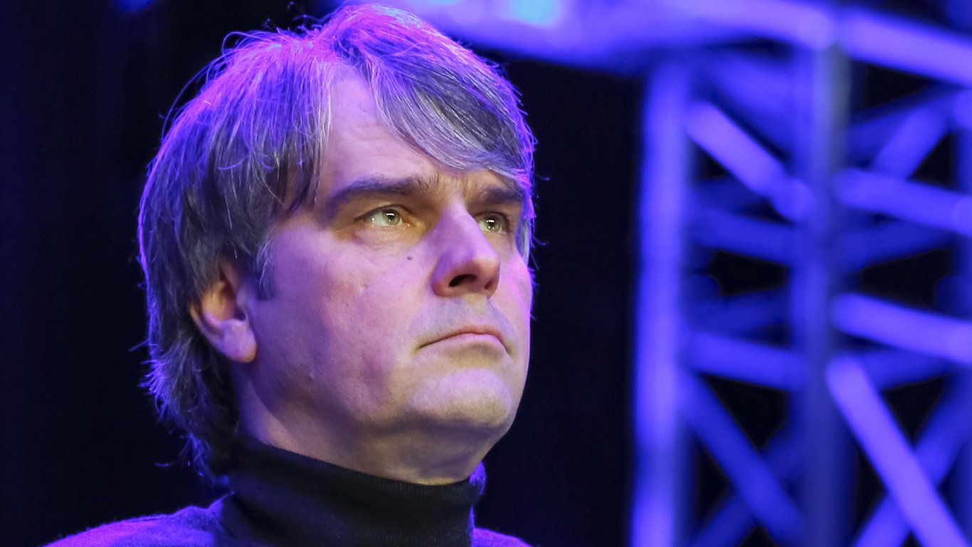 Jau dzirdu – Kremļa lakstīgala! — Santa