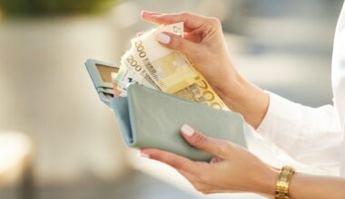 Cik jānopelna, lai Latvijā varētu dzīvot bez raizēm? — Santa