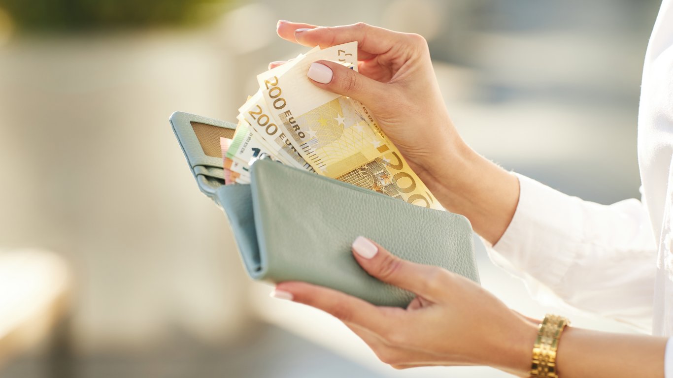 Cik jānopelna, lai Latvijā varētu dzīvot bez raizēm? — Santa