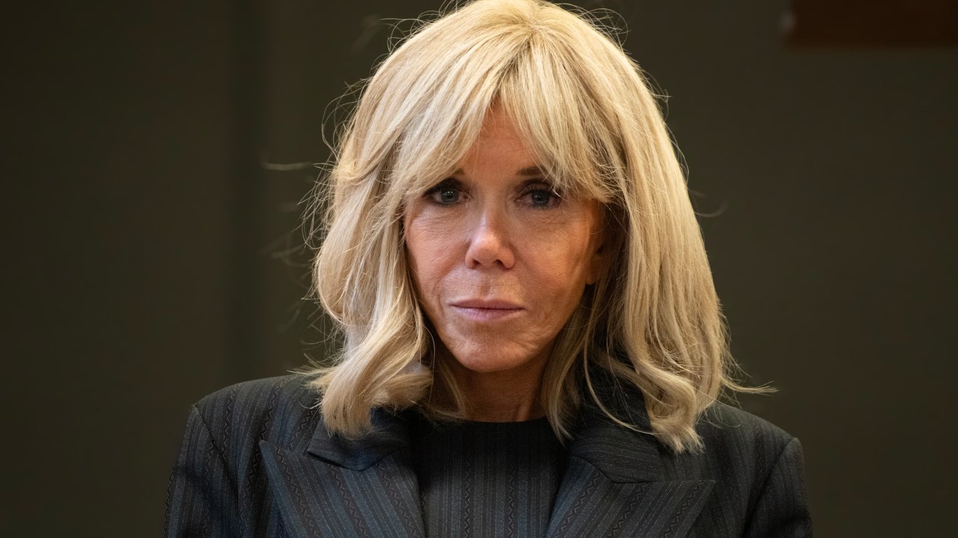 Francijā tiesāti cilvēki, kuri internetā pazemoja Makronu. Veinbergai par to ir viedoklis — Santa