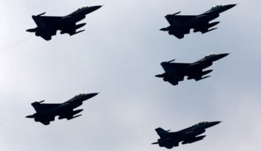 “Visi spēki gatavi tūlītējai reaģēšanai!” Polija gaisā pacēlusi reaktīvos iznīcinātājus