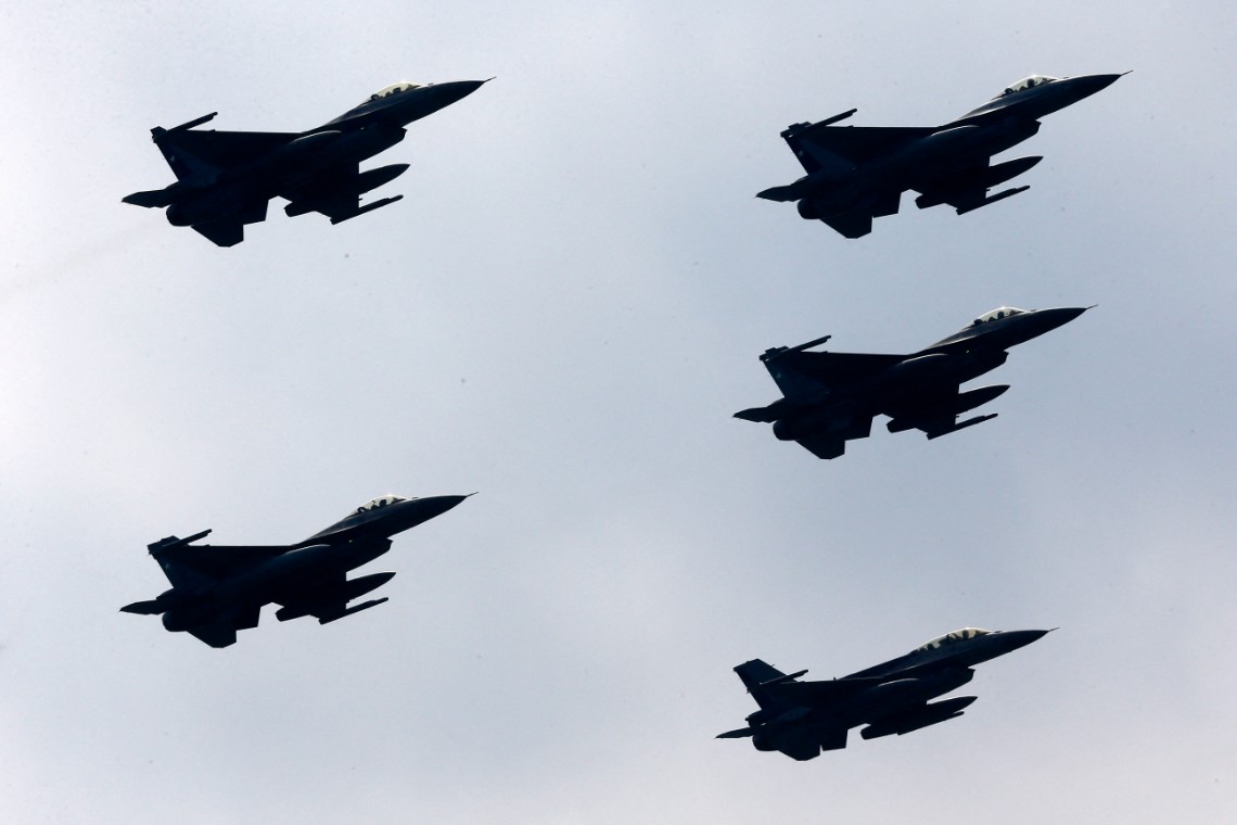 “Visi spēki gatavi tūlītējai reaģēšanai!” Polija gaisā pacēlusi reaktīvos iznīcinātājus