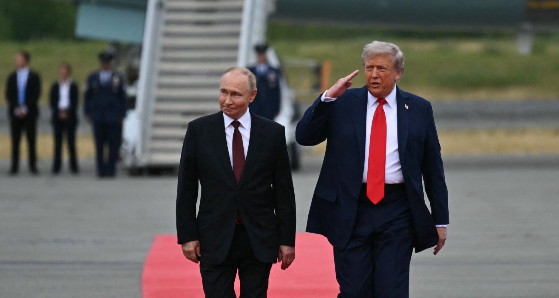 “Paldies, prezident Putin!” Dienā, kad tiek veikts viens no lielākajiem raķešu uzbrukumiem Ukrainai, Tramps pateicas Krievijas diktatoram