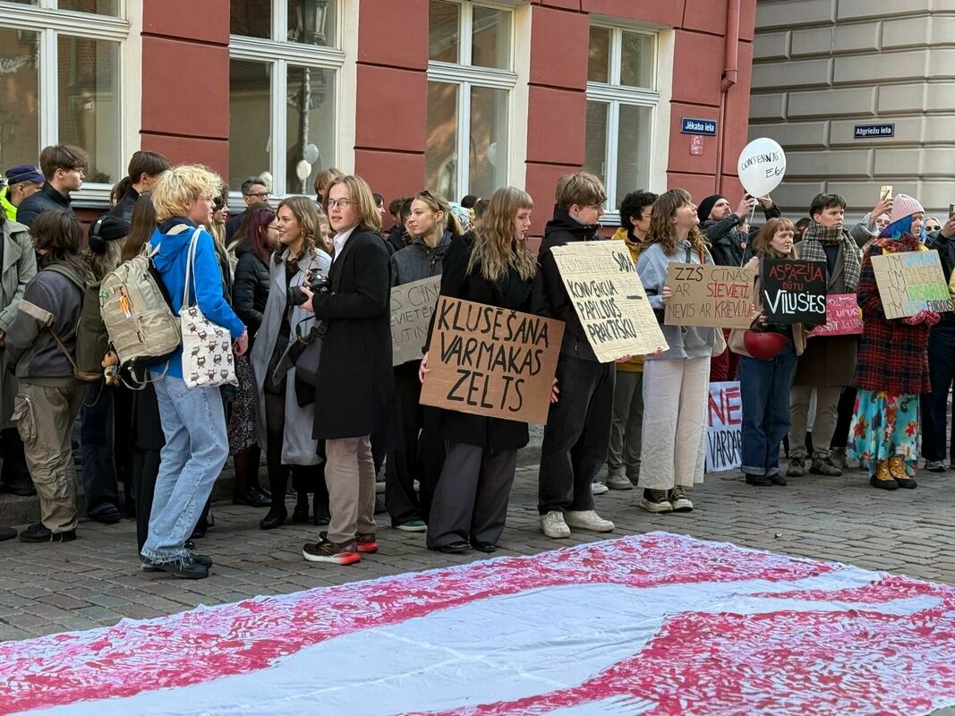 Vairākas nevalstiskās organizācijas pie Saeimas protestē pret izstāšanos no Stambulas konvencijas