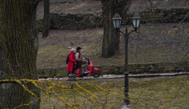 "Spried ar Delfi" par elektrisko velosipēdu pakalpojumu apturēšanu pēc traģēdijas Imantā. Video tiešraide