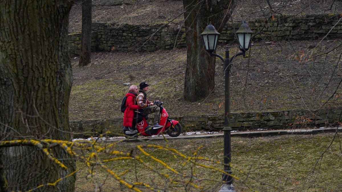 "Spried ar Delfi" par elektrisko velosipēdu pakalpojumu apturēšanu pēc traģēdijas Imantā. Video tiešraide