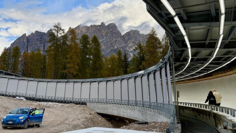 Video: Nobrauc "kopā" ar sportistu – Latvijas kamaniņu saime atrāda OS trasi Kortīnā