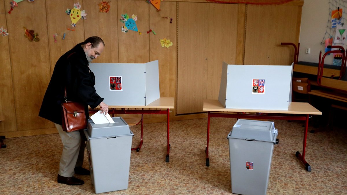 Sākotnējie balsošanas rezultāti ļauj prognozēt, kas uzvarējis Čehijas parlamenta vēlēšanās