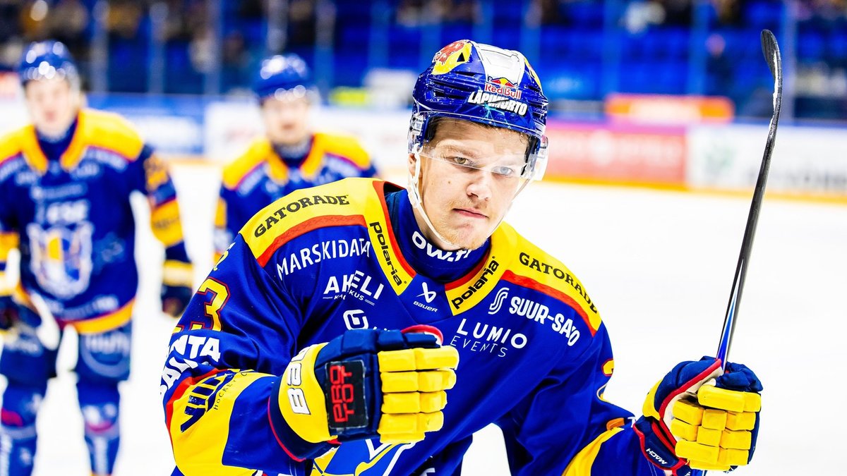 NHL drafta kandidāts Šmits turpina krāt punktus Somijā, rezultatīvs arī Dzierkals