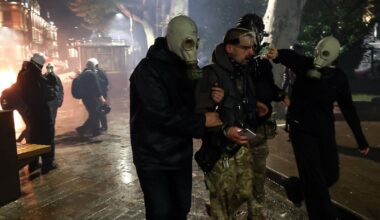 Gruzijas policija pret demonstrantiem izmanto asaru gāzi un ūdens lielgabalus
