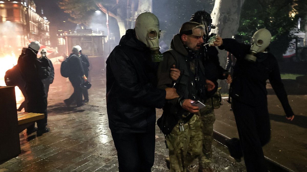 Gruzijas policija pret demonstrantiem izmanto asaru gāzi un ūdens lielgabalus