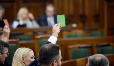 Saeimā asas diskusijas par izdienas pensiju reformu – no opozīcijas izskan bažas par sasteigšanu