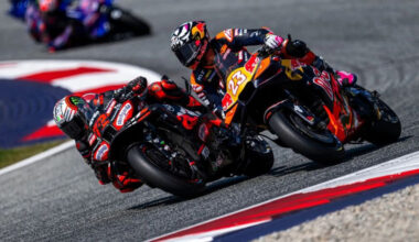 Bedzeki pēc slikta starta atgūstas un pēdējā aplī nodrošina uzvaru "MotoGP" sprintā – Motoru sports – Sportacentrs.com