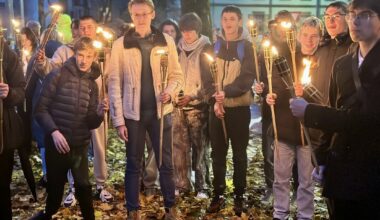 Patriotu mēnesi ievada ar lāpu gājienu par godu neatkarības cīņu dalībniekiem