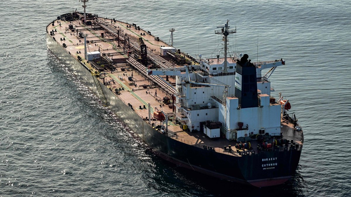 Baltijas uzņēmumi iesaistīti Krievijas ēnu flotes apgādē, secināts pētījumā