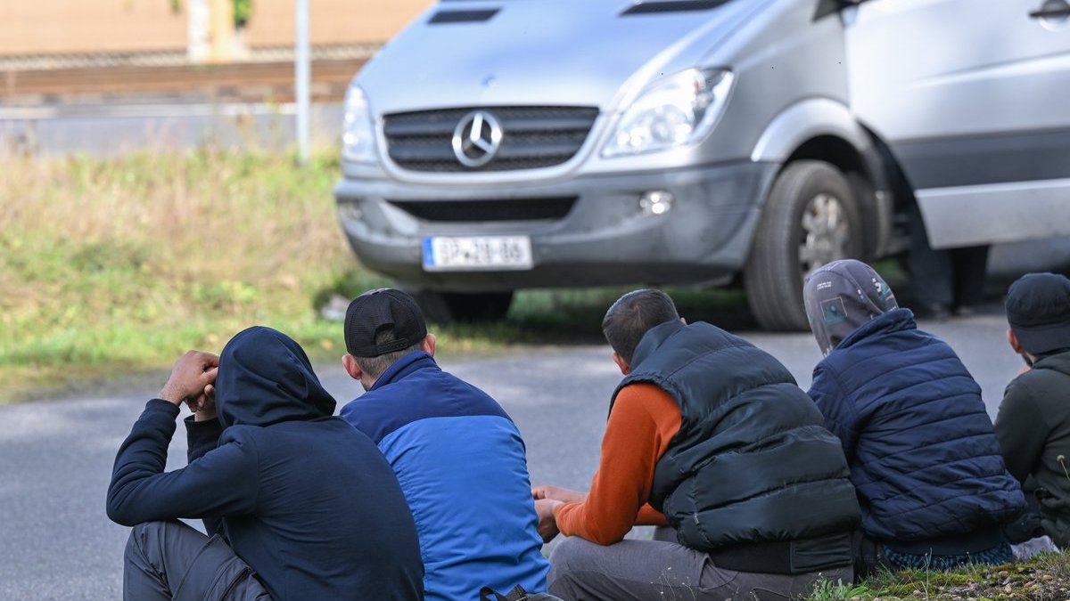 Arī Latvija nevēlas uzņemt migrantus, pēdējā brīdī top apjomīgi grozījumi