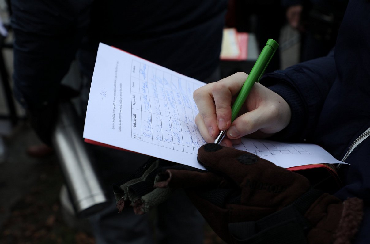 Parakstu vākšana. Attēls ilustratīvs.