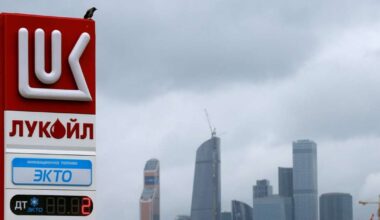 “Lukoil” pārdos aktīvus ārvalstīs ASV noteikto sankciju dēļ