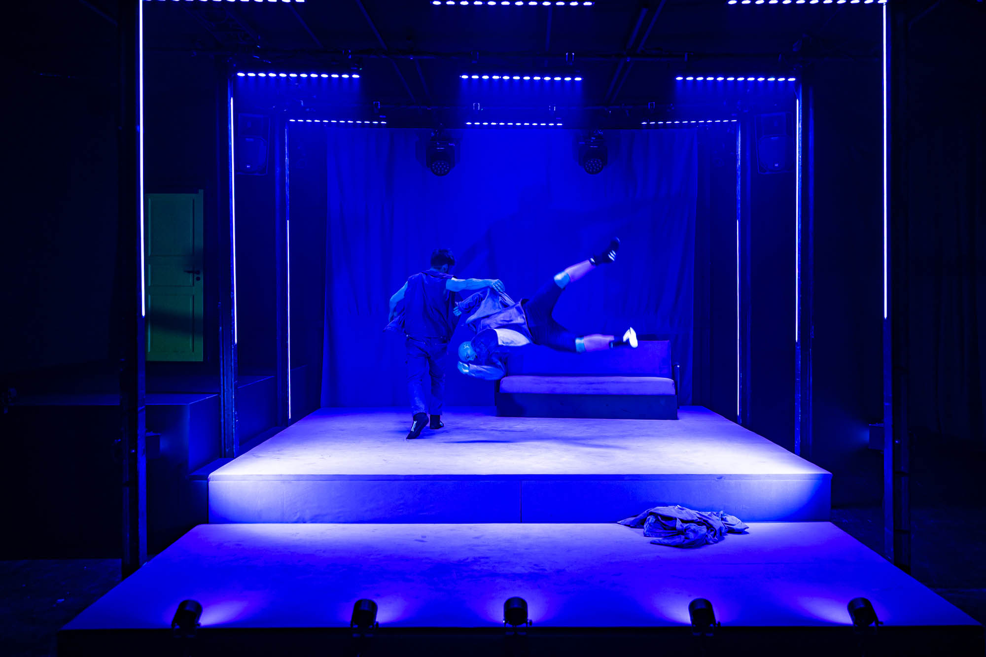 Skats no izrādes "Sēri krāca ūdens viļņi" // Foto – Agnese Zeltiņa