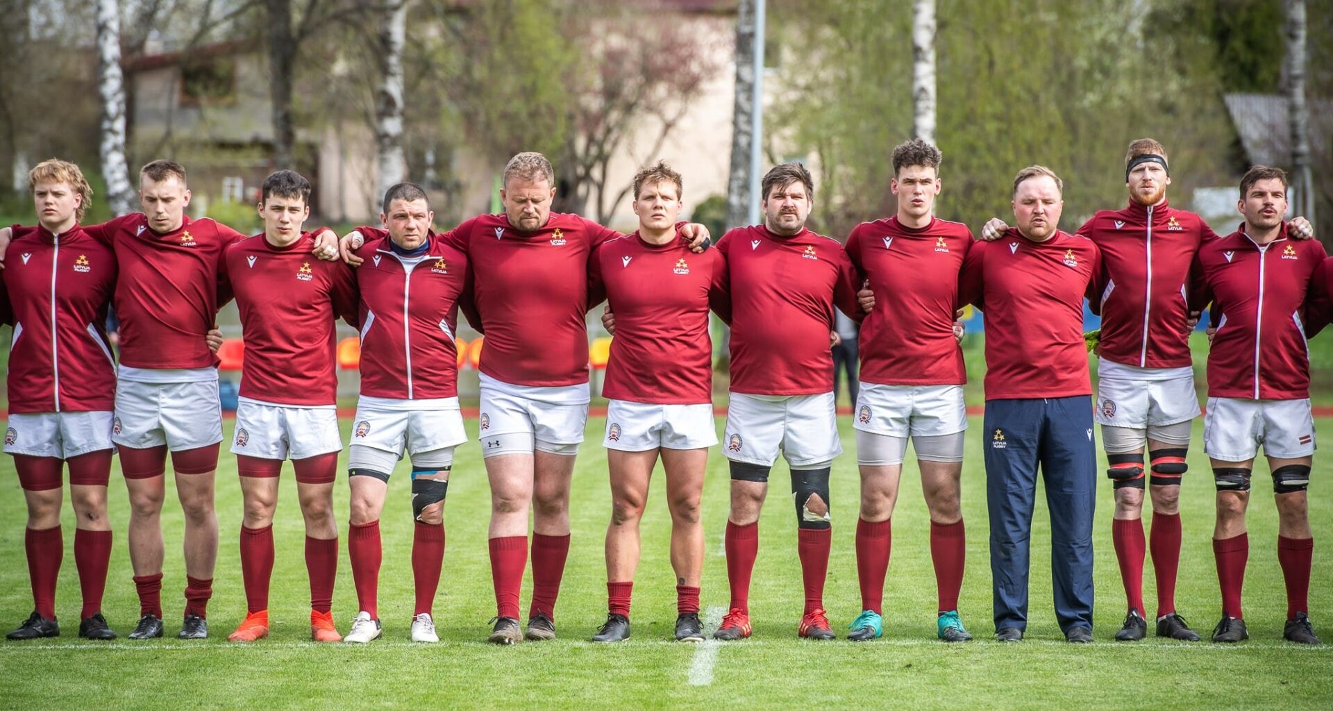 Latvijas regbija izlasei smagā cīņā neizšķirts ar somiem