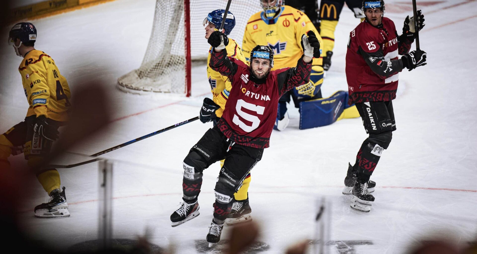 Dzierkals izceļas pret bijušo klubu un palīdz Čehijas grandam beidzot uzvarēt