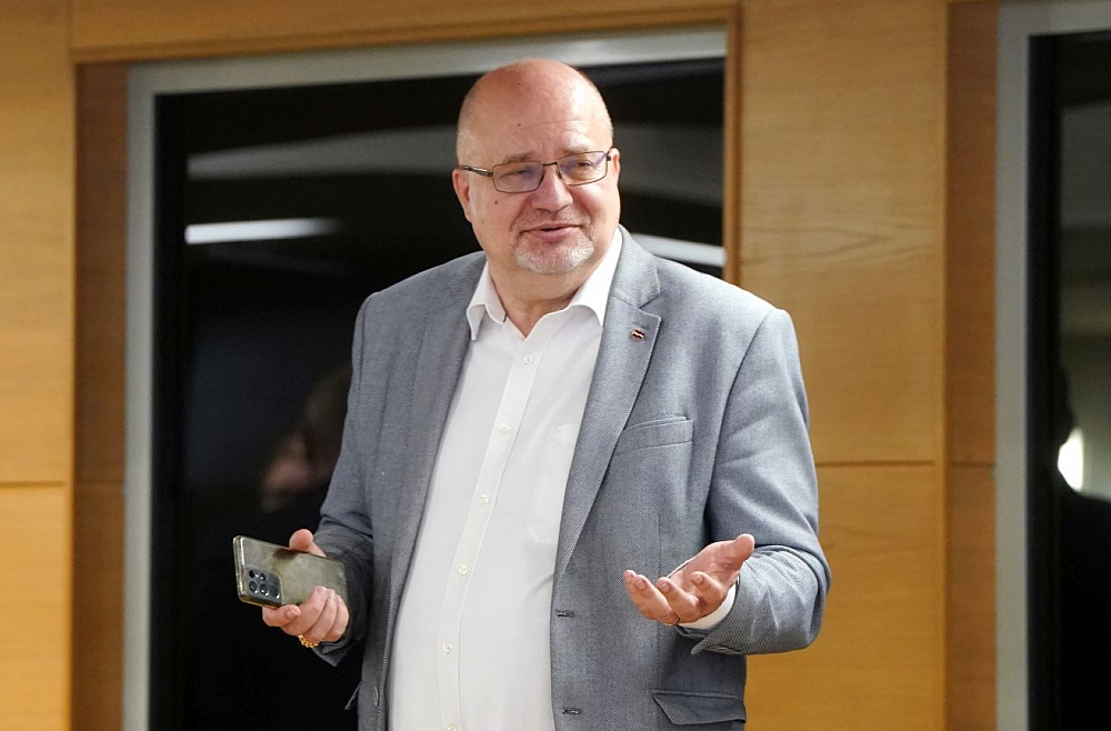 Valkas mēru un divas pašvaldības amatpersonas rosina apsūdzēt par krāpšanu lielā apmērā / LR1 / / Latvijas Radio