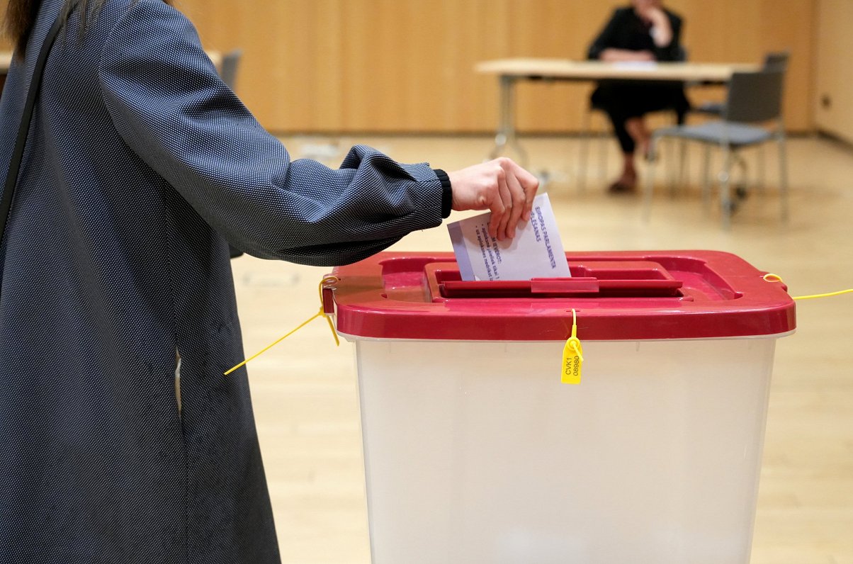 Politiskā kustība «Bez partijām» pagaidām atliek jautājumu par sadarbības partiju Saeimas vēlēšanās / Raksts