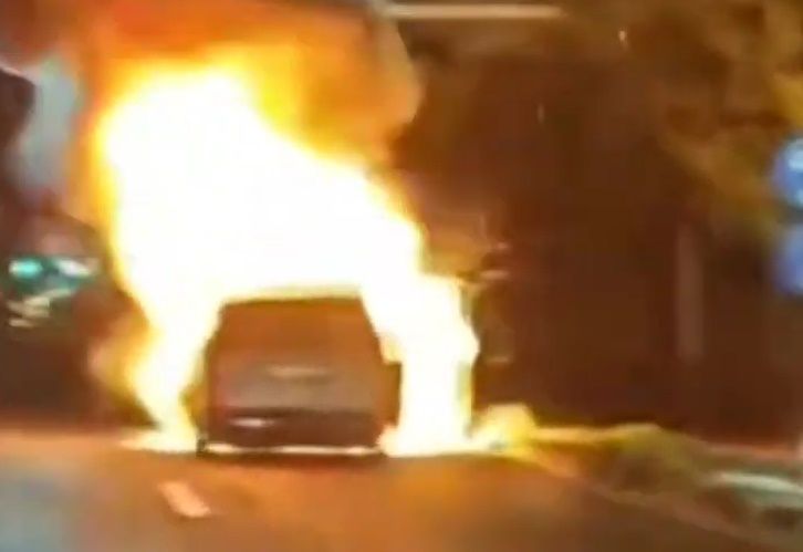 Tikai mirklis, lai glābtos - LiXiang aizdegas brauciena laikā, liesmas strauji izplatās (+ VIDEO)