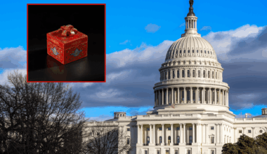 FOTO. Kremļa īpašais pārstāvis uz sarunām ASV atvedis dīvainu dāvanu. Uz tās virsū ir Putina… - LA.LV